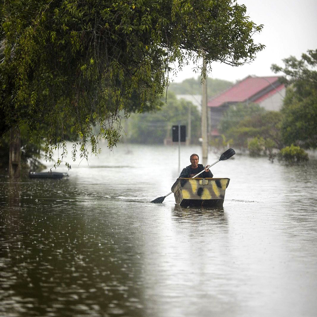 A man in a canoe paddling during the flood of Rio Grande do Sul.
