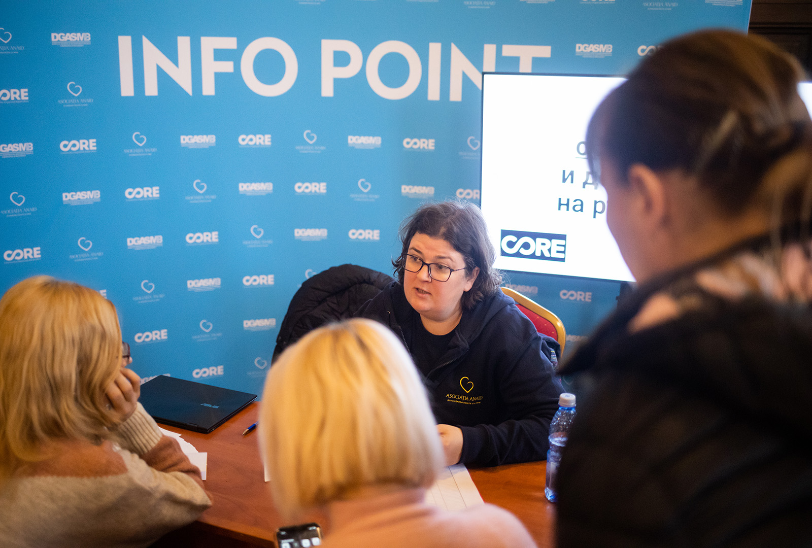 The first job fair for Ukrainian refugees seeking employment in Romania organized by Jobs4UKR and the International Organization for Migration (IOM). CORE partnered with local partner ANAID to participate.