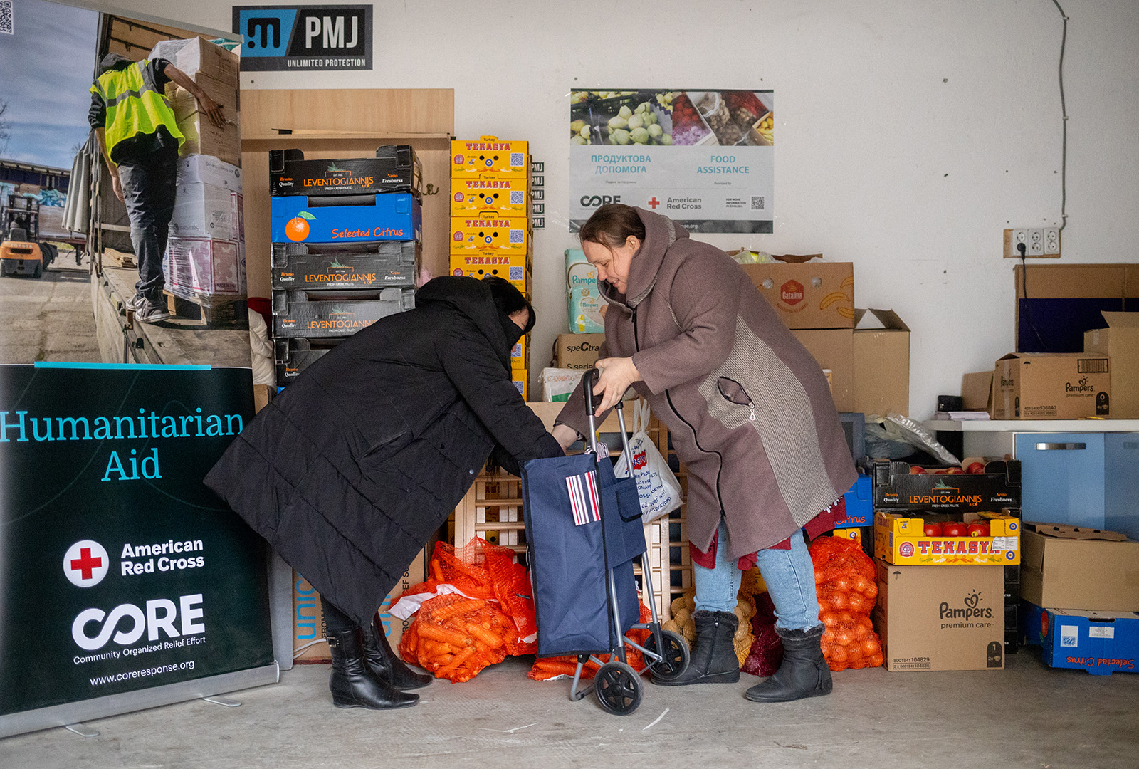 Ukrainians living in Bucharest select produce at the Romexpo Humanitarian Hub. CORE provided 7.5 tons of fresh fruit and vegetables weekly to the Romexpo Humanitarian Hub which was visited by 1,500 refugees a day on average in 2023.